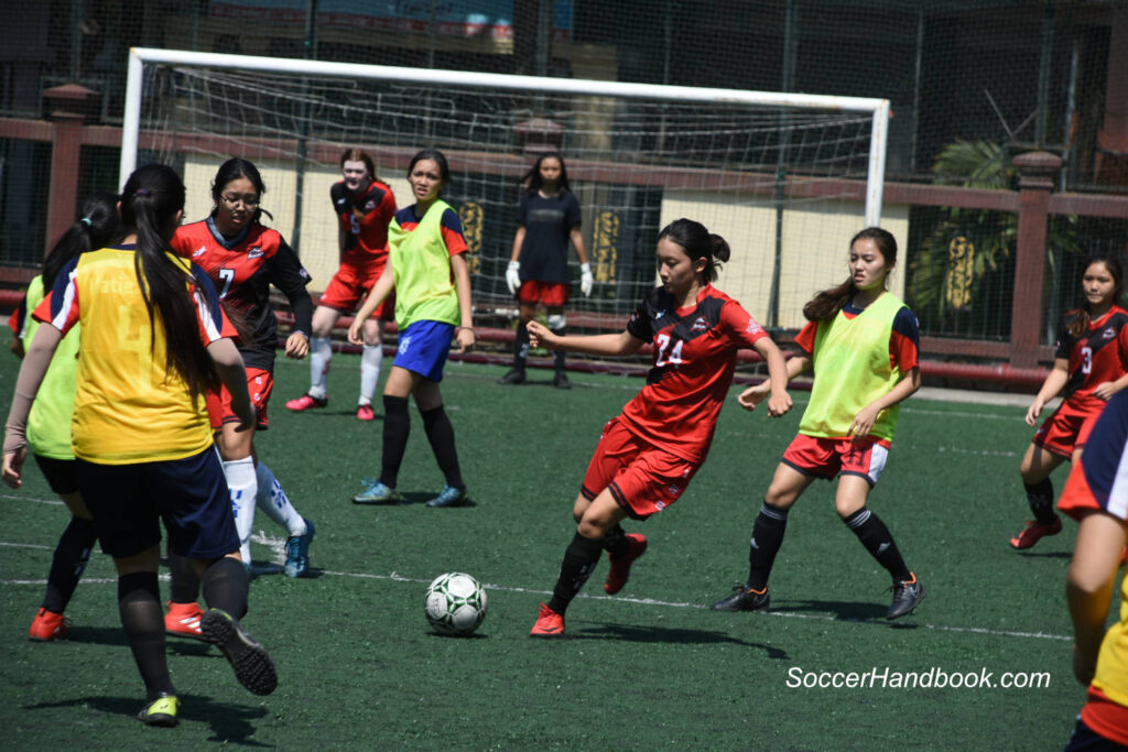 A girls soccer team training with the Play-Practice-Play methodology